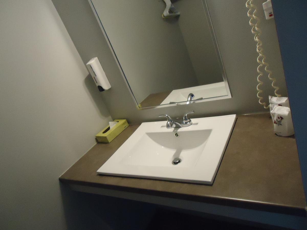 Motel Le Rond Point Metabetchouan 外观 照片