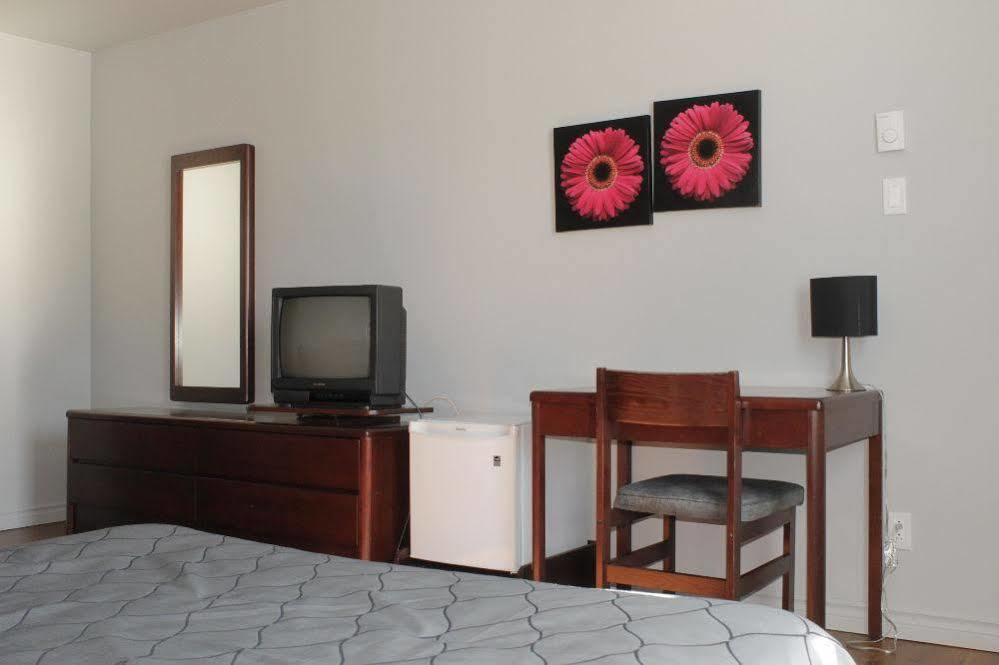 Motel Le Rond Point Metabetchouan 外观 照片