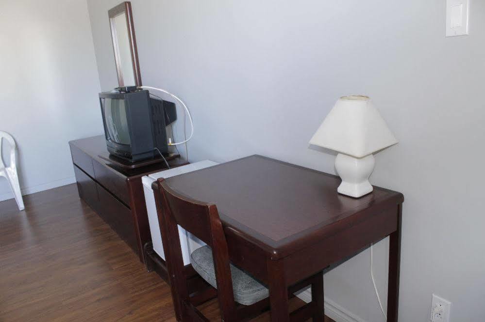 Motel Le Rond Point Metabetchouan 外观 照片