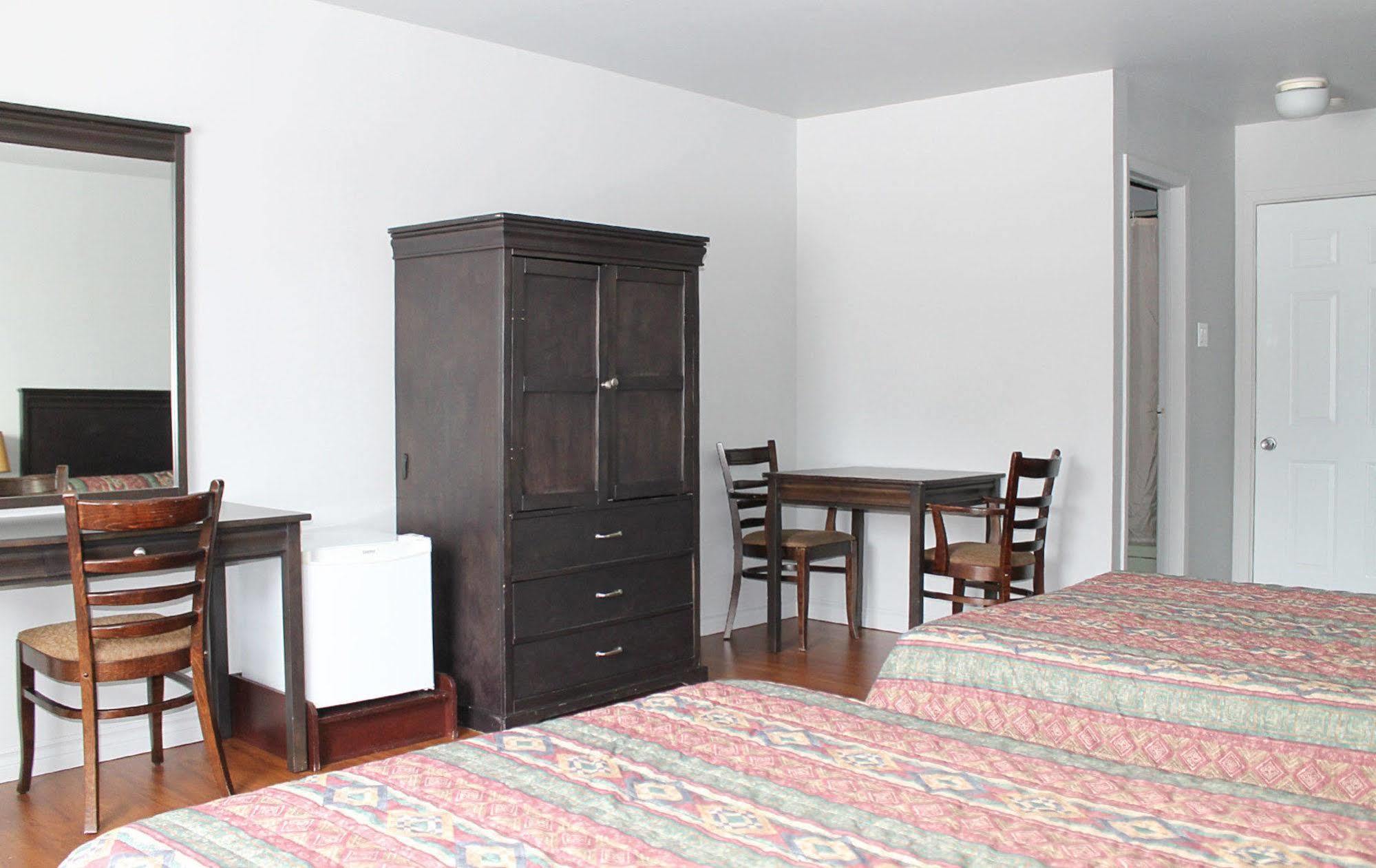 Motel Le Rond Point Metabetchouan 外观 照片