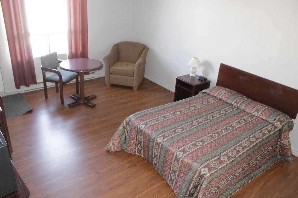 Motel Le Rond Point Metabetchouan 外观 照片