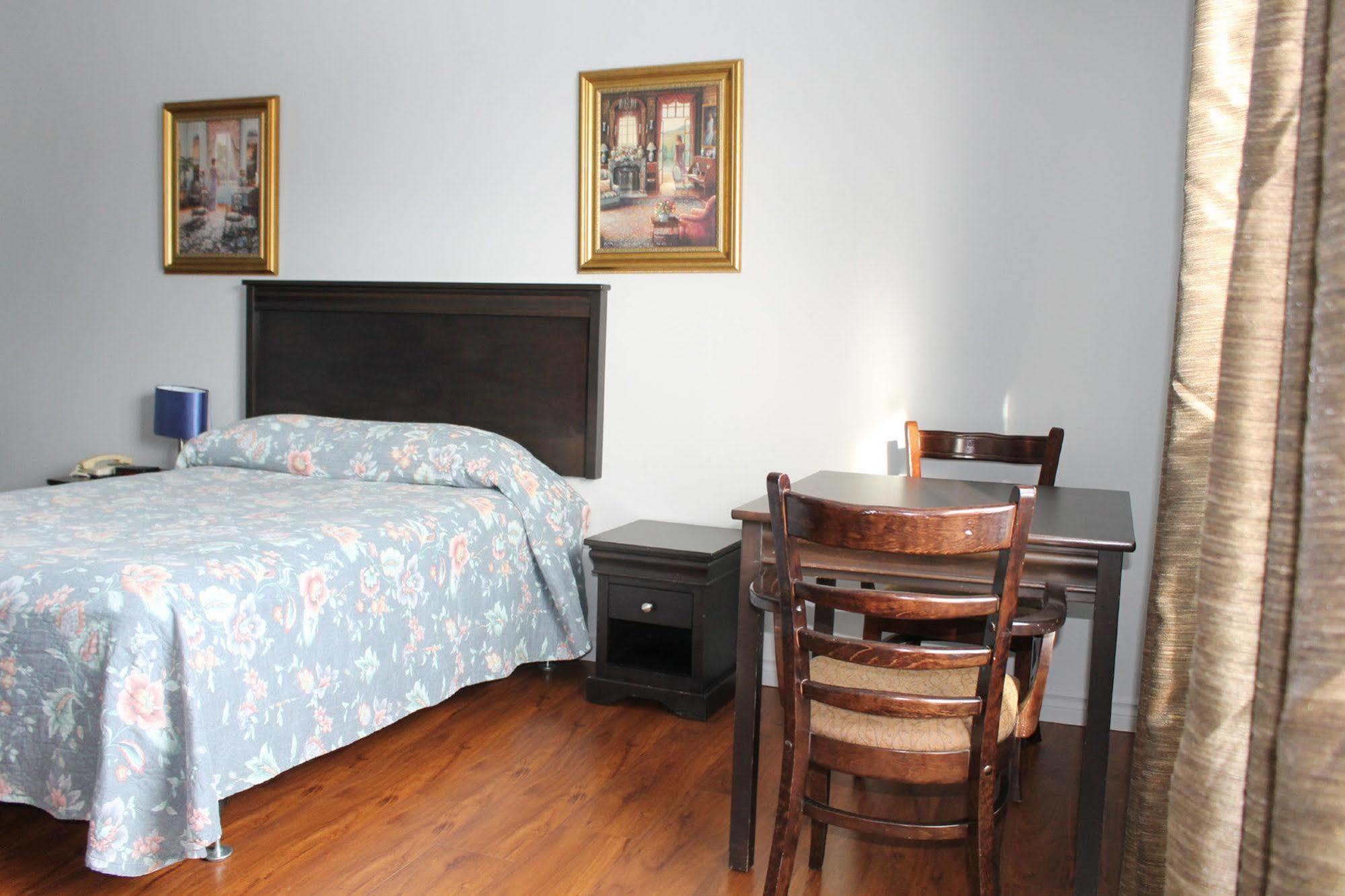 Motel Le Rond Point Metabetchouan 外观 照片