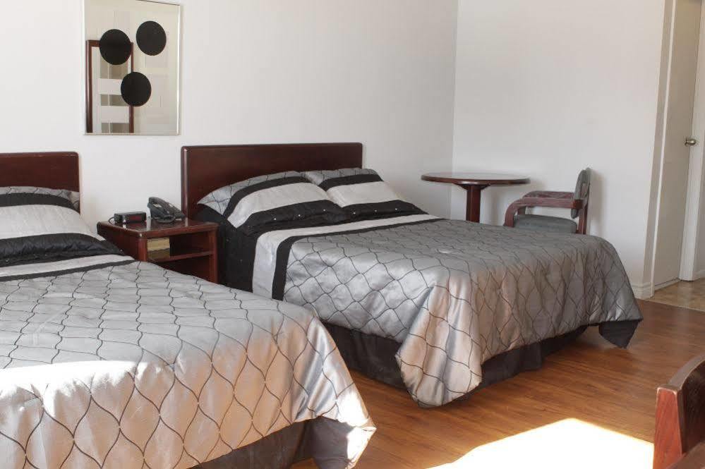 Motel Le Rond Point Metabetchouan 外观 照片