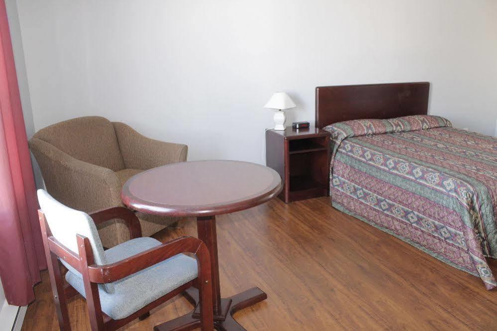 Motel Le Rond Point Metabetchouan 外观 照片